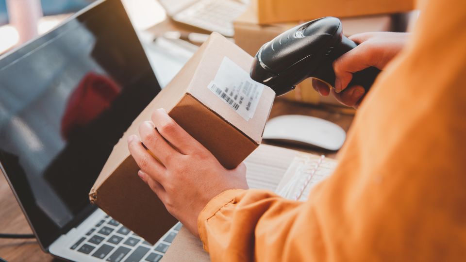 Les scanners de codes-barres sont essentiels pour la logistique moderne