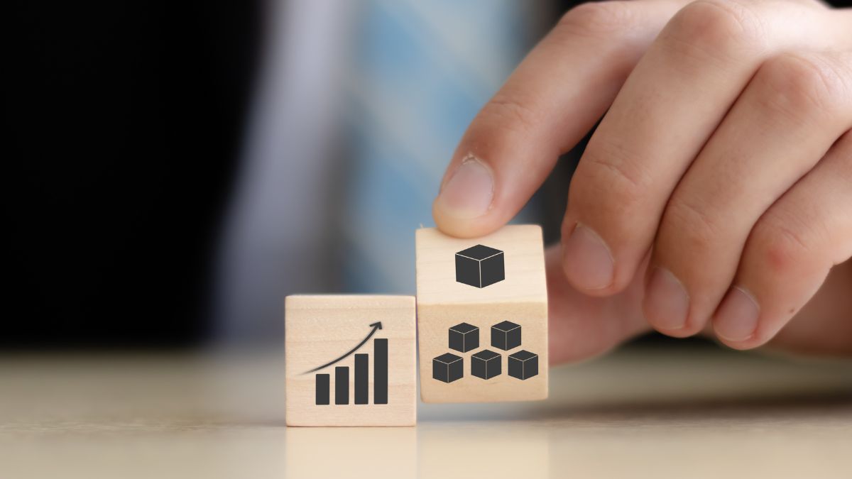 Capacité de travail : définition, mesure et importance Un homme déplace des blocs en bois illustrant la croissance et l'organisation au travail.