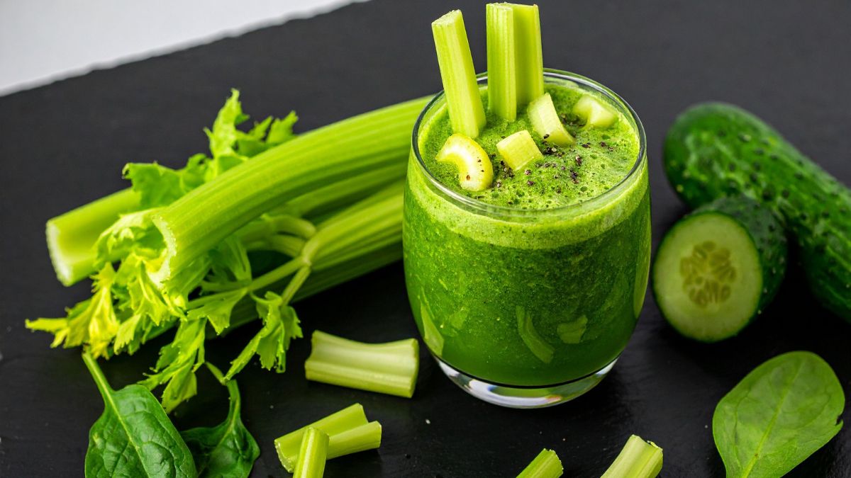 Céleri : bienfaits pour la santé et utilisations au quotidien Un smoothie vert à base de céleri, concombre et épinards, servi dans un verre.
