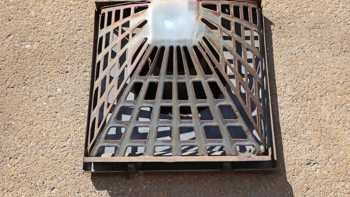 Grille métallique de ventilation pour un système de chauffage à gaz.