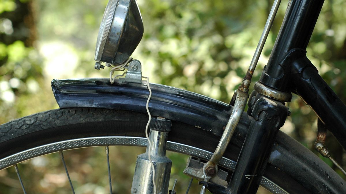 Un éclairage de vélo connecté à une dynamo sur la roue arrière.