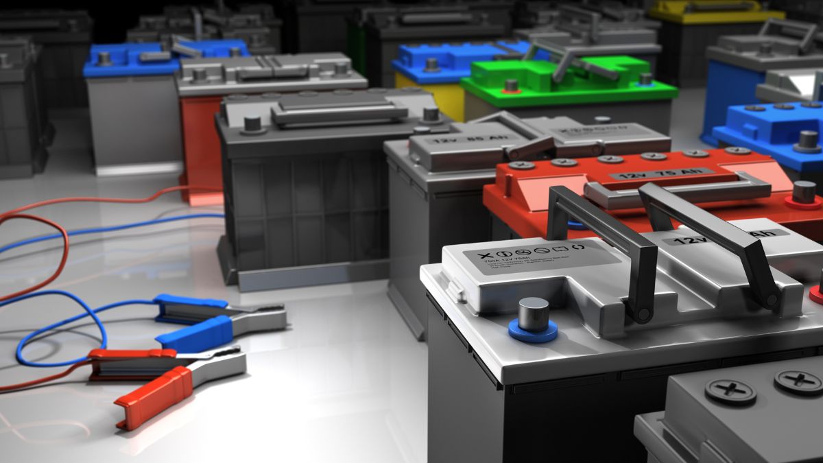 Une variété de batteries au plomb-acide avec des câbles de connexion colorés.