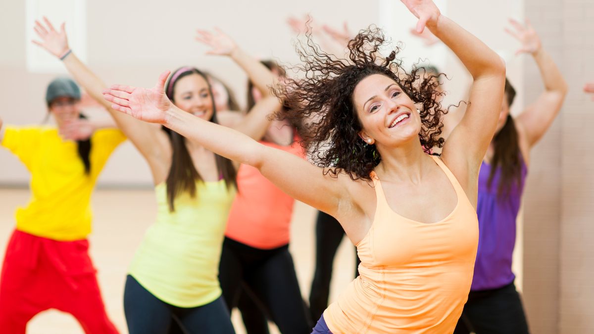 Un groupe de femmes dansent joyeusement, exprimant leur énergie et leur bonheur.