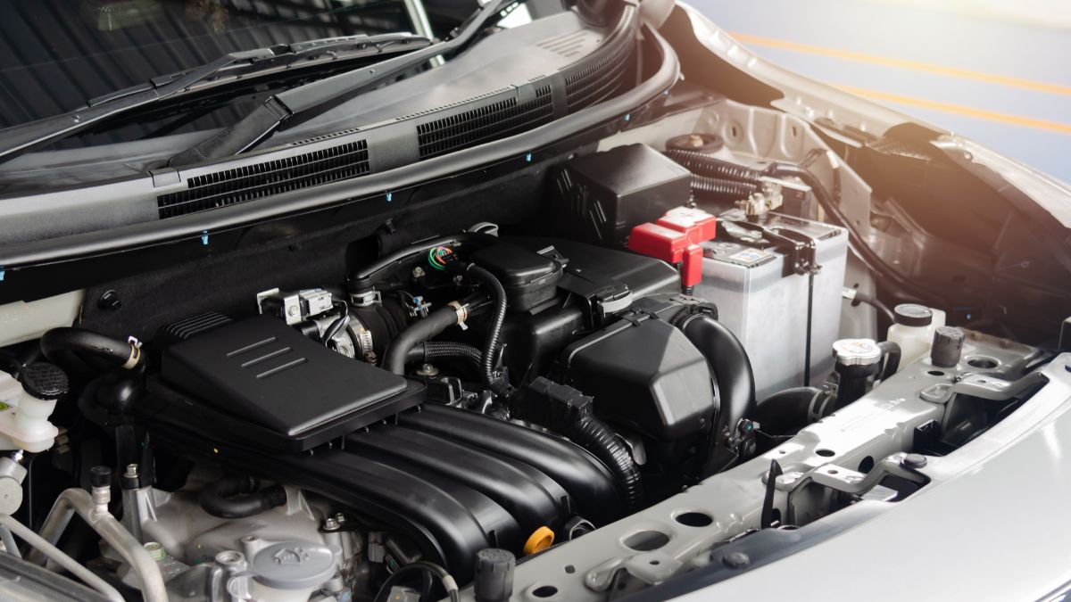 Moteur diesel CRDI moderne avec composants électroniques et turbo.