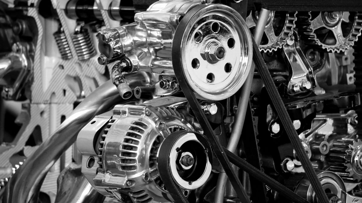 Détail d'un moteur Wankel avec des composants brillants et complexes.