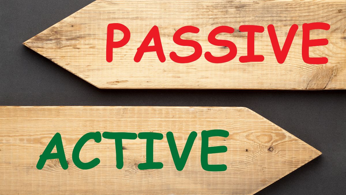 Passif : signification, définition et utilisation en science Deux flèches en bois indiquant 'PASSIF' en rouge et 'ACTIF' en vert.