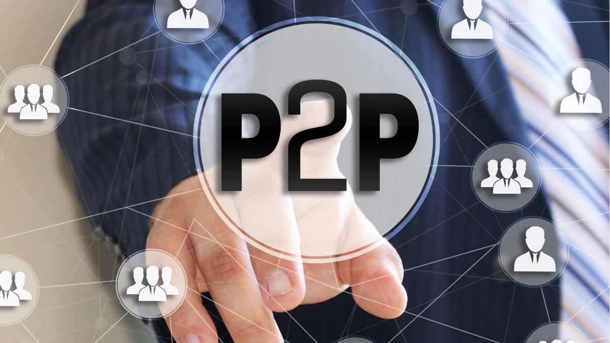 P2P (Peer-to-Peer) : que signifie-t-il et comment fonctionne-t-il ? Un homme en costume touchant un symbole P2P entouré de silhouettes d'utilisateurs.