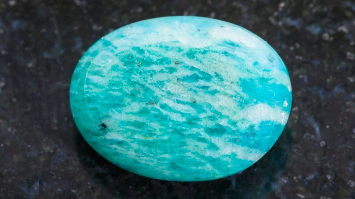 Pierre d’amazonite : comment elle peut améliorer ta qualité de vie Pierre d'amazonite aux teintes vertes et bleues, lisse et brillante.