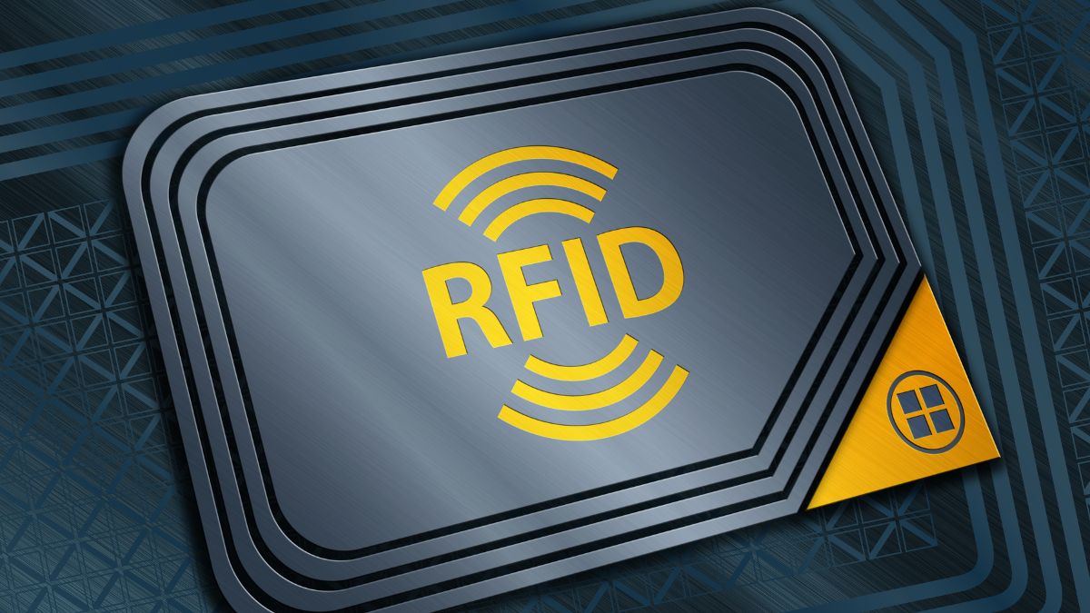 RFID passif : fonctionnement et domaines d’application Étiquette RFID passive avec symbole RFID sur fond métallique.