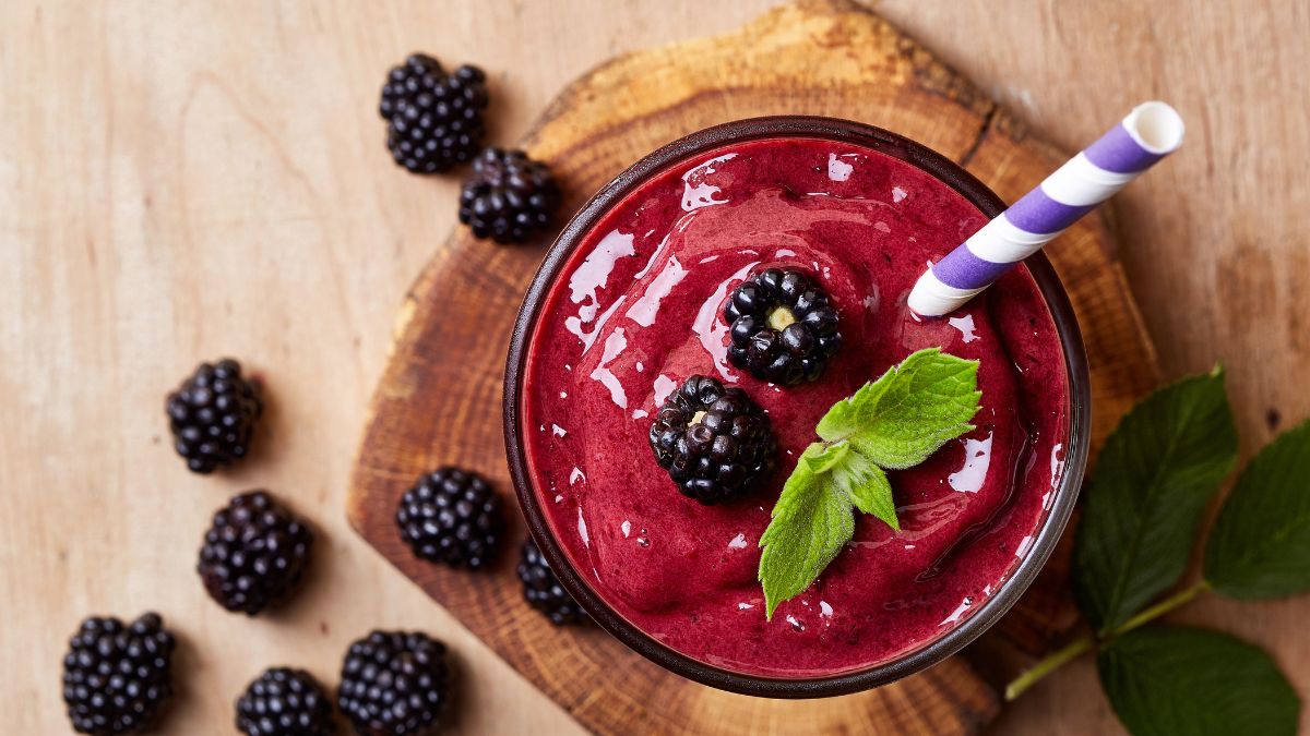 Un smoothie crémeux à base de prunelles, garni de baies et de menthe.