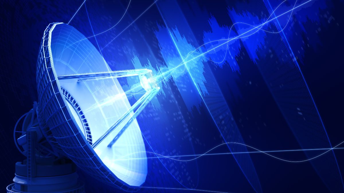 Antenne parabolique captant des signaux dans un fond numérique bleu.